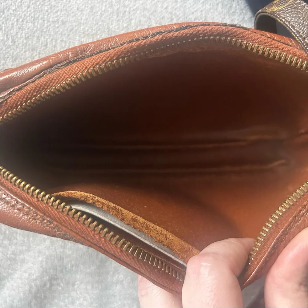 Louis Vuitton vintage Marly crossbody camera bag. - Picture 5 of 7